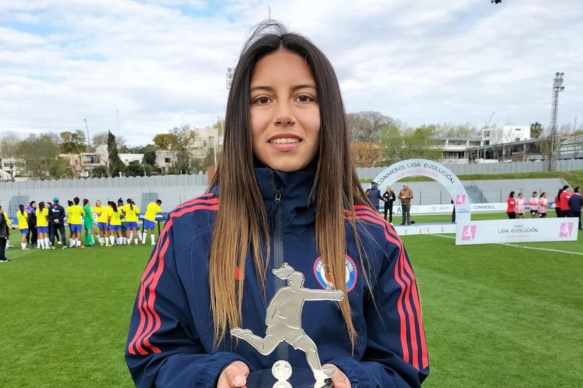 Primer plano a Anaís Cifuentes recibiendo el premio a la mejor jugadora de la Liga de la Evolución Sub-19 Femenina.