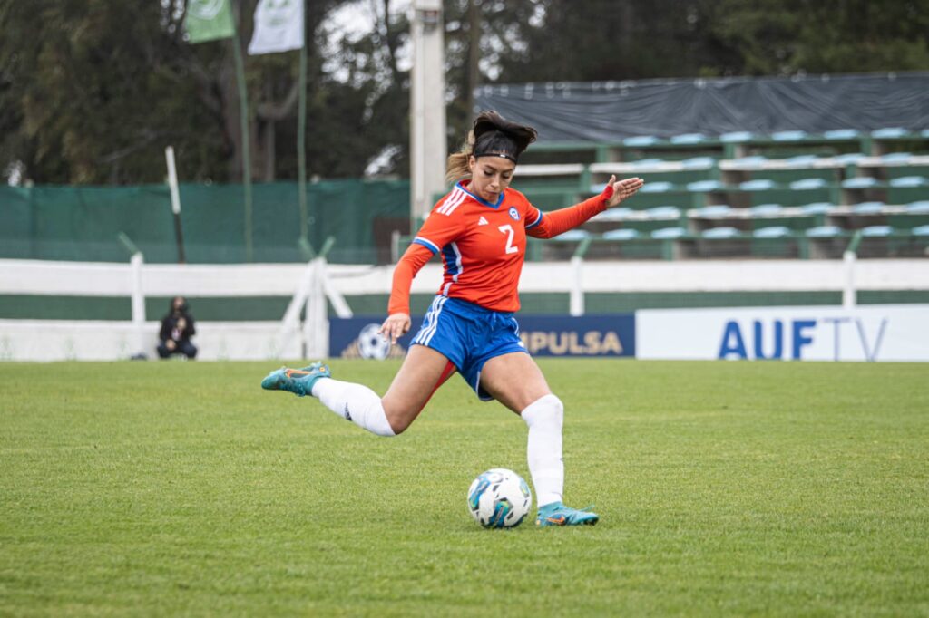 Anaís Cifuentes disputando la Liga Evolución Sub-19 con la Selección Chilena