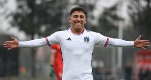 Enzo Romero celebrando su gol convertido en el triunfo sobre Huachipato con la Categoría de Proyección.