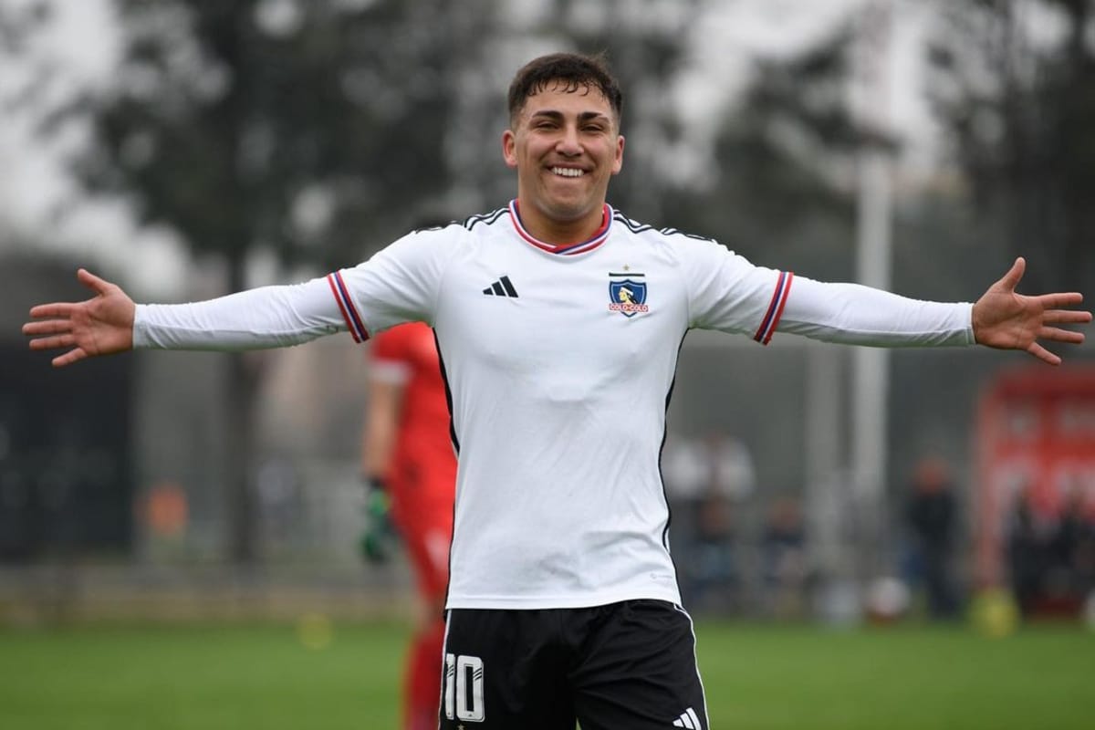 Enzo Riquelme Romero celebrando su gol convertido en el triunfo sobre Huachipato con la Categoría de Proyección.