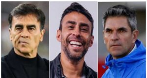 Primer plano a los rostros de Gustavo Quinteros, Jorge Valdivia y Mauricio Pellegrino, actual entrenador de Colo-Colo, comentarista deportivo y DT de Universidad de Chile, respectivamente.