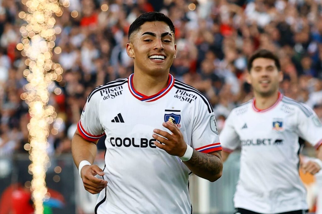 Primer plano a Jordhy Thompson celebrando el autogol de Marcelo Jorquera que él generó en el partido de Colo-Colo vs Cobresal en el Estadio Monumental.