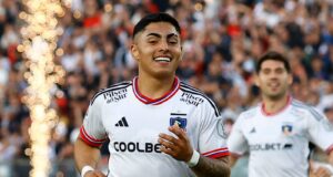 Primer plano a Jordhy Thompson celebrando el autogol de Marcelo Jorquera que él generó en el partido de Colo-Colo vs Cobresal en el Estadio Monumental.