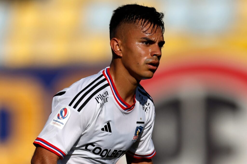 Primer plano al rostro de Vicente Pizarro con cara de preocupación, con la camiseta de Colo-Colo.