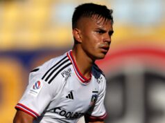 Primer plano al rostro de Vicente Pizarro con cara de preocupación, con la camiseta de Colo-Colo.
