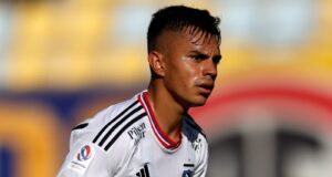Primer plano al rostro de Vicente Pizarro con cara de preocupación, con la camiseta de Colo-Colo.
