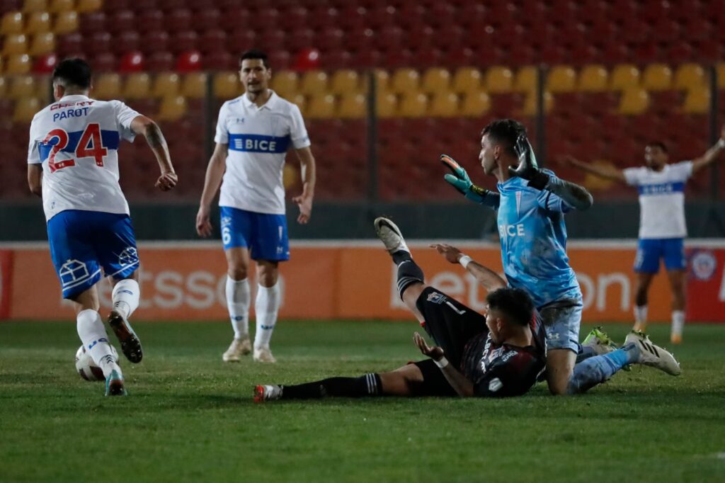 Penal no cobrado de Nicolás Peranic sobre Carlos Palacios en el partido de Colo-Colo vs Universidad Católica en el Estadio Santa Laura.