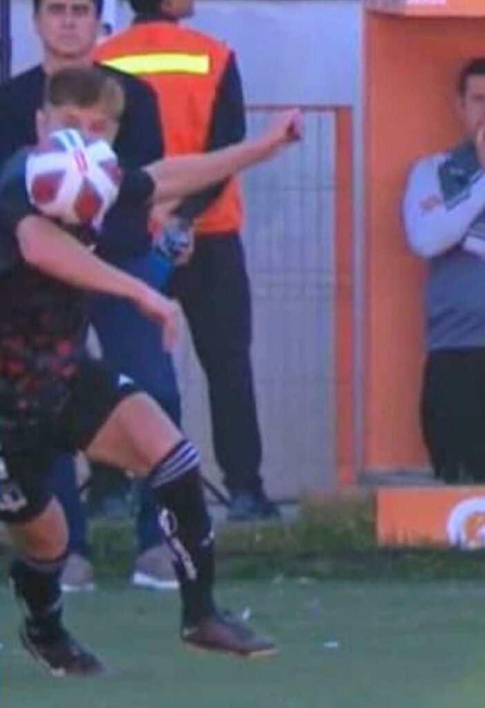 Posible mano de Leonardo Gil en la jugada previa del gol de Carlos Palacios frente a Cobreloa.