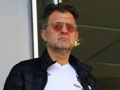 Primer plano a Aníbal Mosa con una camiseta de Colo-Colo.