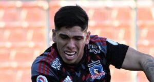 Primer plano al rostro de Carlos Palacios en el partido de Colo-Colo vs Cobreloa.
