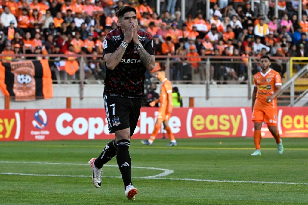 Carlos Palacios celebrando su gol en el partido de Colo-Colo vs Cobreloa.