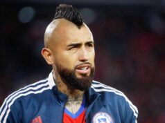 Primer plano al rostro de Arturo Vidal con indumentaria de la Selección Chilena.