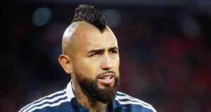 Primer plano al rostro de Arturo Vidal con indumentaria de la Selección Chilena.