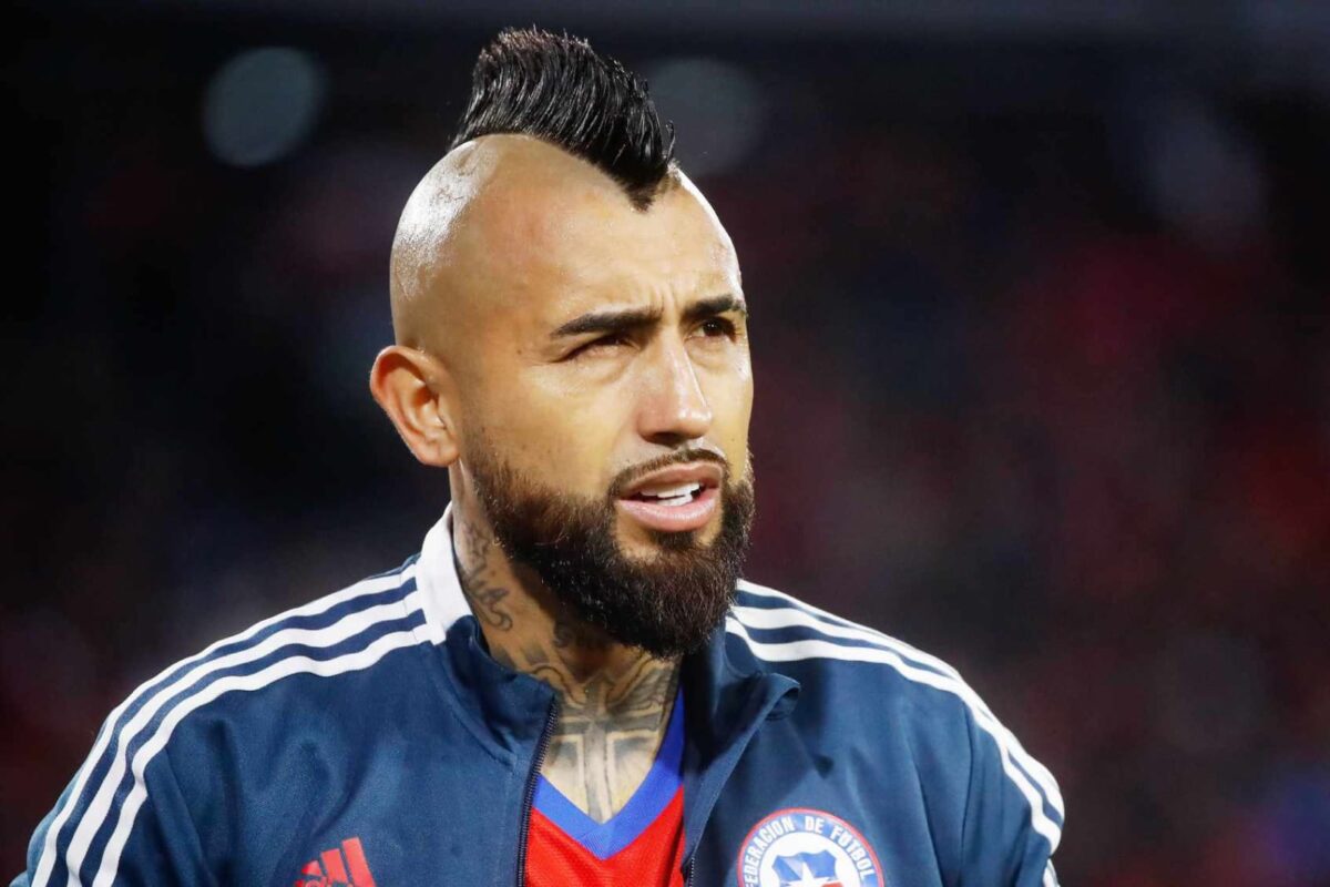 Primer plano al rostro de Arturo Vidal con indumentaria de la Selección Chilena.