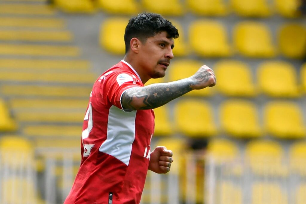 Patricio Rubio con la indumentaria de Ñublense celebrando su gol frente a Coquimbo Unido en el Estadio Francisco Sánchez Rumoroso.