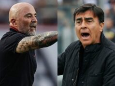 Primer plano a los rostros de Jorge Sampaoli y Gustavo Quinteros.