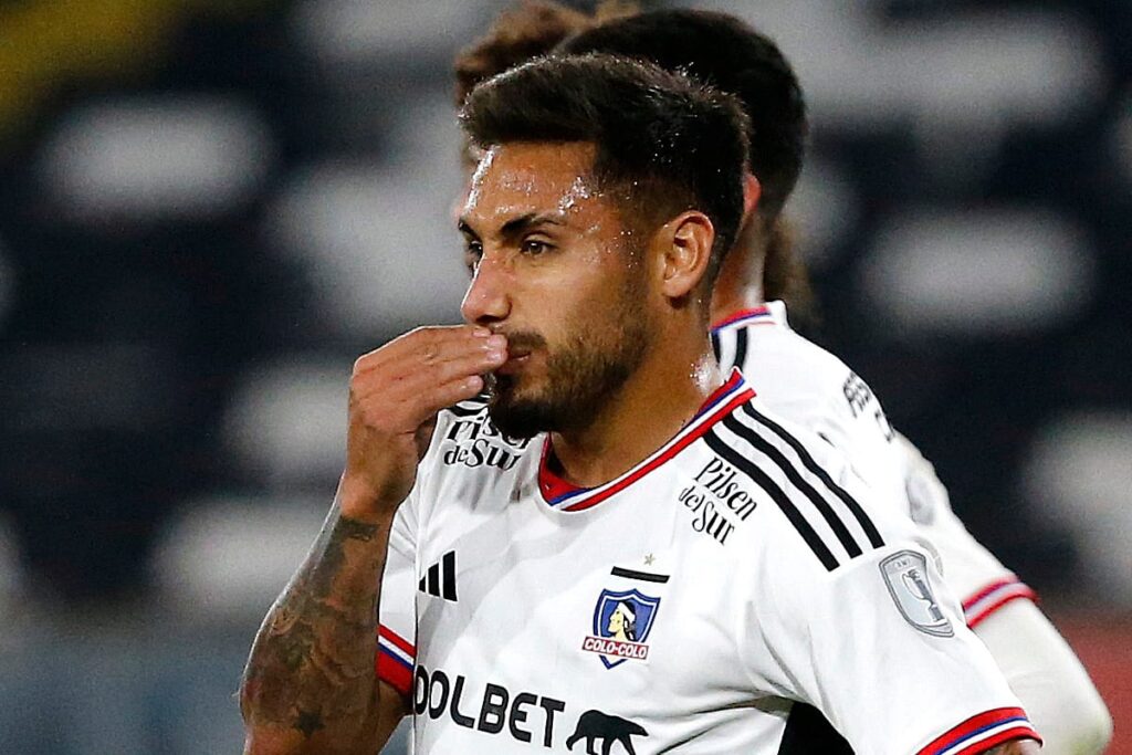 Primer plano al rostro de Marcos Bolados con indumentaria de Colo-Colo