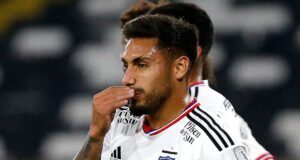 Primer plano al rostro de Marcos Bolados con indumentaria de Colo-Colo