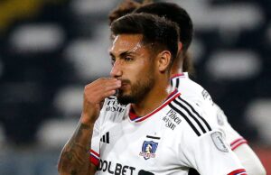 Primer plano al rostro de Marcos Bolados con indumentaria de Colo-Colo
