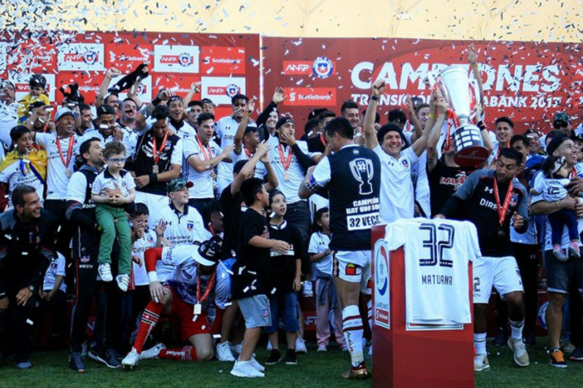 Colo-Colo levanta el trofeo de la estrella 32 del Campeonato Nacional durante el año 2017.
