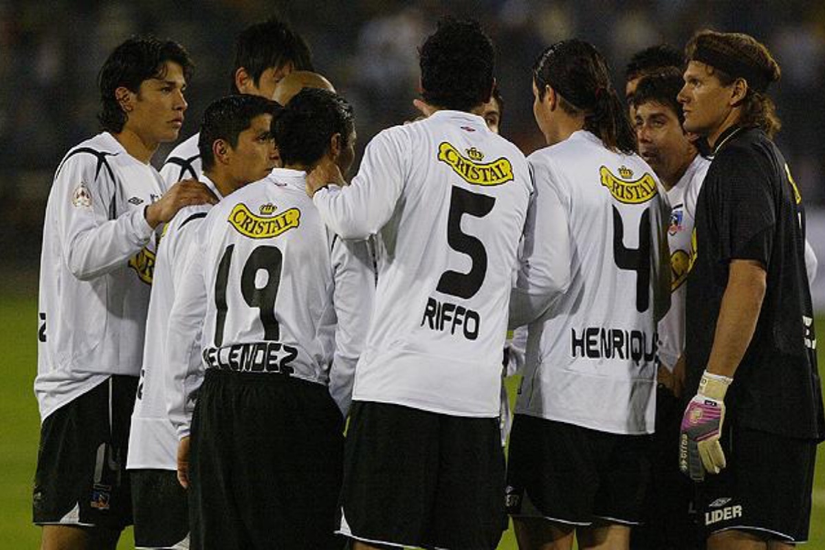 Jugadores de Colo-Colo 2006 reunidos en la cancha