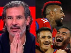 En el sector izquierdo se puede ver el rostro de Dante Poli que se toma sus manos, mientras que en el lado derecho aparecen futbolistas de la Selección Chilena celebrando un gol.