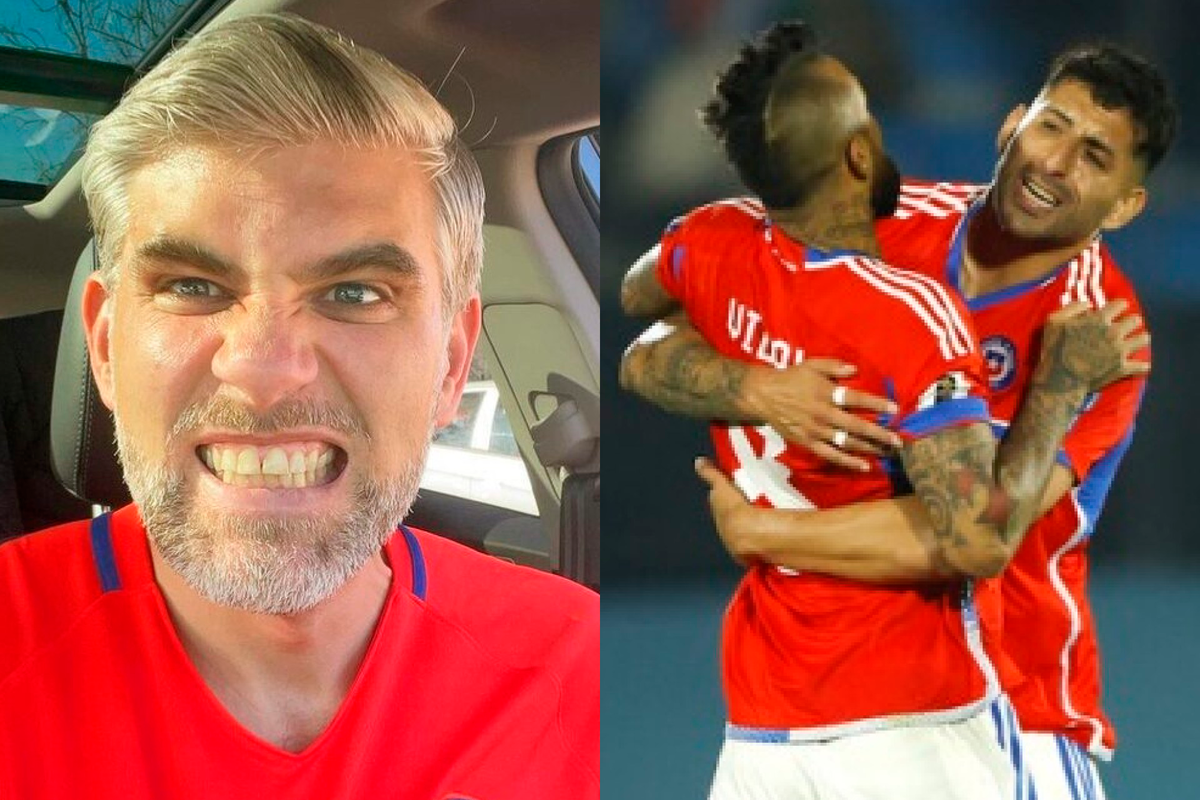 Primer plano al rostro de Manuel de Tezanos, actual periodista deportivo chileno y Arturo Vidal junto a Guillermo Maripán, quienes se abrazan en pleno partido con la camiseta de La Roja durante la temporada 2023.