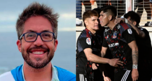 Jorge 'Pelotazo' Gómez sonríe ante las cámaras, mientras que en el sector derecho aparecen los futbolistas de Colo-Colo durante la temporada 2023.