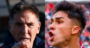 Eduardo Berizzo apuntando con su dedo, mientras que a mano derecho aparece el futbolista de Colo-Colo Damián Pizarro bastante eufórico.