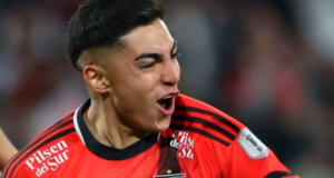 Jordhy Thomspon celebra eufórico con la camiseta de Colo-Colo durante la temporada 2023.