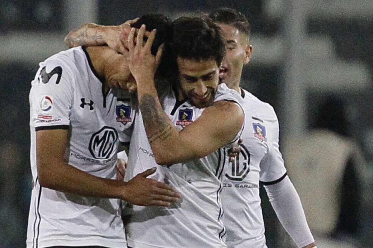 Jorge Valdivia y Carlo Villanueva abrazados en Colo-Colo