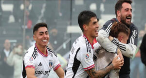 Jugadores de Colo-Colo abrazados