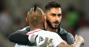 Johnny Herrera abraza a Arturo Vidal en pleno partido con la camiseta de la Selección Chilena.