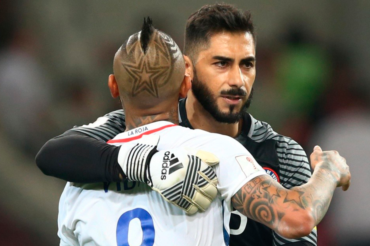 Johnny Herrera abraza a Arturo Vidal en pleno partido con la camiseta de la Selección Chilena.