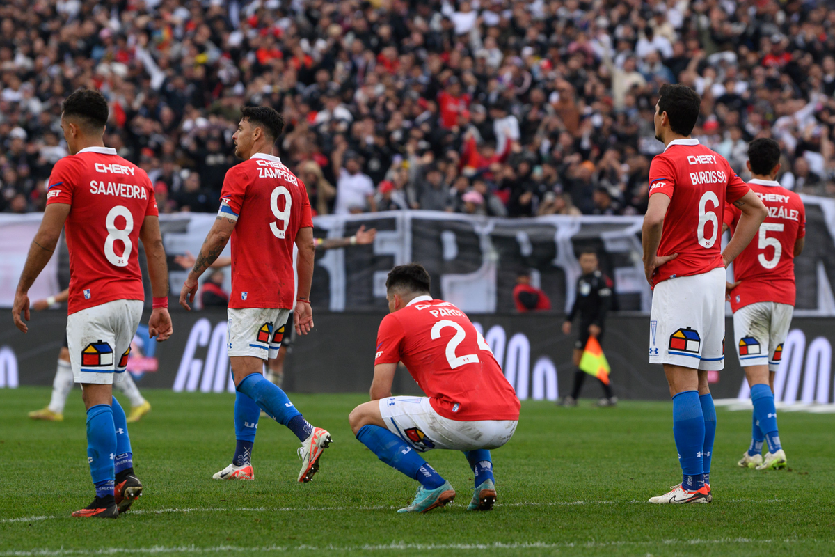 Futbolistas de Universidad Católica cabizbajos en el Estadio Monumental tras caer por 2-1 ante Colo-Colo durante la temporada 2023.