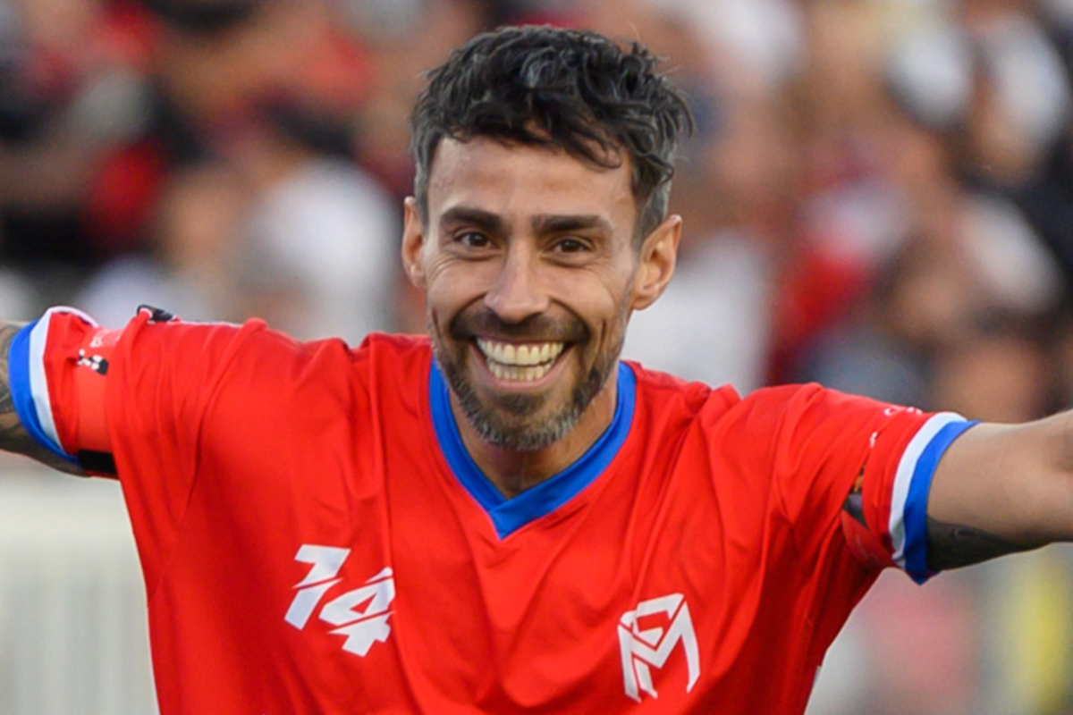 Jorge Valdivia sonriendo en el marco de la despedida de Matías Fernández del fútbol profesional en el Estadio Monumental.