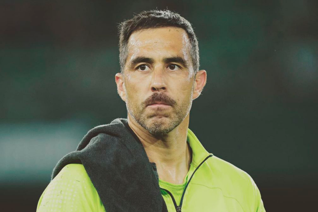 Claudio Bravo con la mirada fija durante la temporada 2023 con el Real Betis de España.