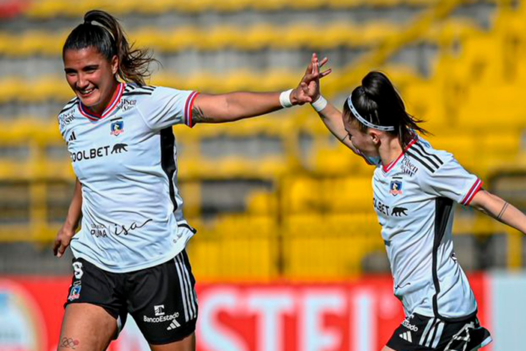 María José Urrutia celebrando un gol con la camiseta de Colo-Colo junto a Javiera Grez en la Copa Libertadores 2023.