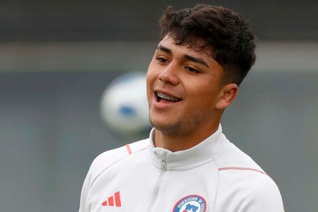 Damián Pizarro sonriendo en pleno entrenamiento con la Selección Chilena durante la temporada 2023.