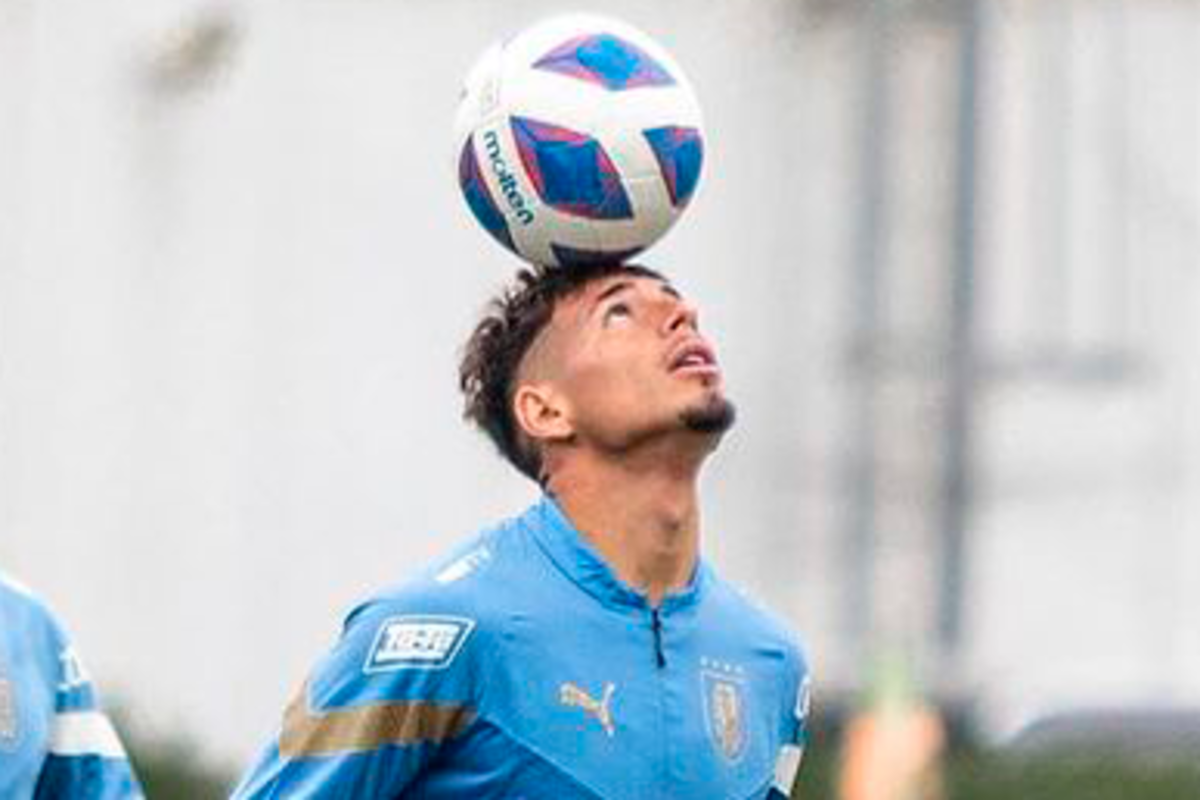 Alan Saldivia dominando un balón en pleno entrenamiento con la Selección Uruguaya Sub 23.