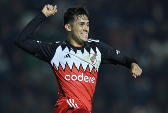 Pablo Solari festejando un gol con el brazo arriba y una sonrisa