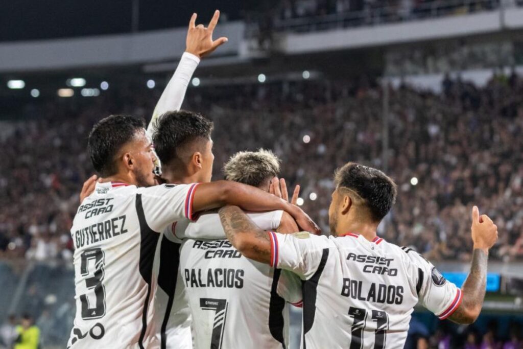 Futbolistas de Colo-Colo abrazados festejando