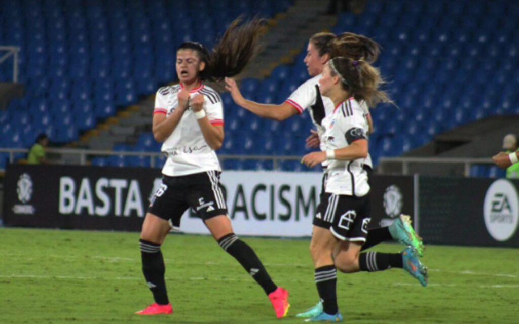 Dahiana Bogarin festejando el golazo por Colo-Colo