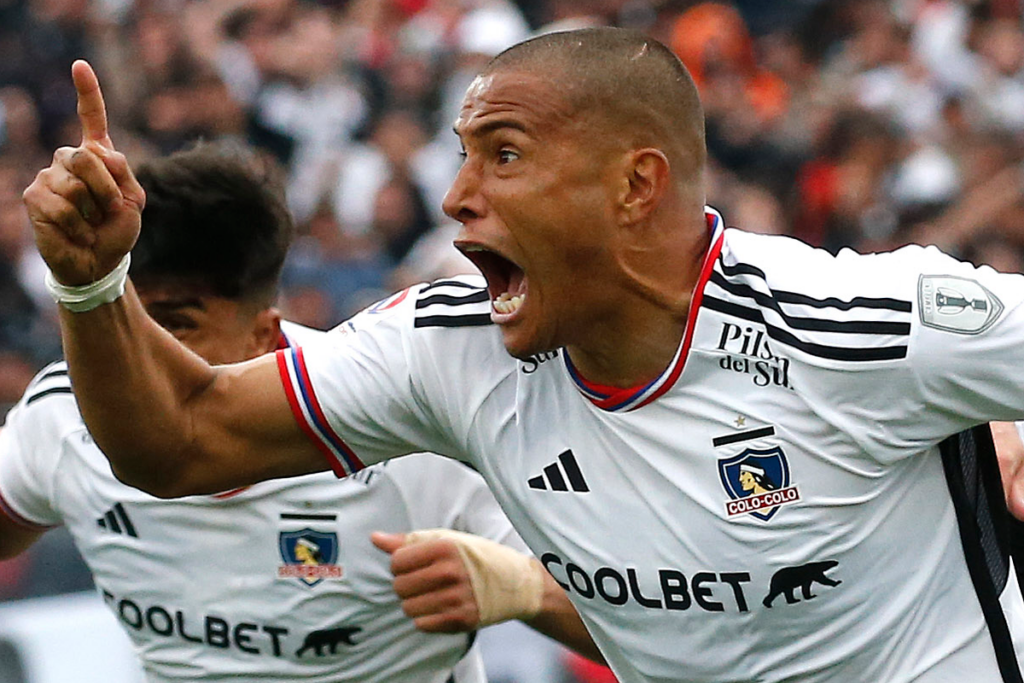 Leandro Benegas celebrando eufórico un gol con la camiseta de Colo-Colo en el triunfo 2-1 sobre Universidad Católica por el Campeonato Nacional 2023.