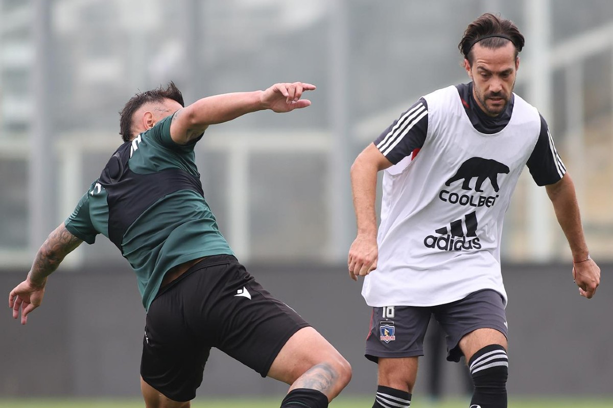 Agustín Bouzat enfrentando a jugador de Santiago Wanderers, en un amistoso a puertas cerradas en el Estadio Monumental.