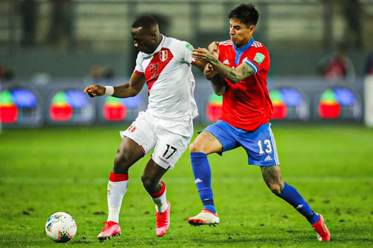 Jugadores de la Selección Chilena y la Selección Peruana disputando un balón.