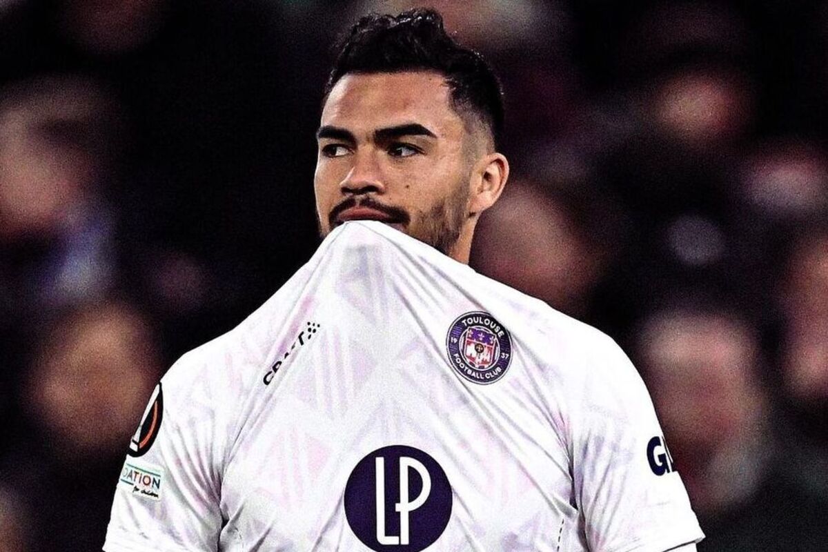 Gabriel Suazo con la camiseta del Toulouse entre sus labios.