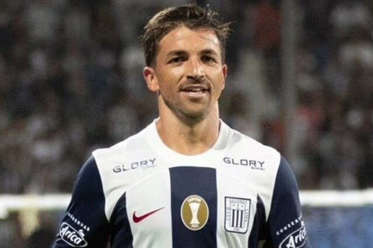Gabriel Costa con la camiseta de Alianza Lima.