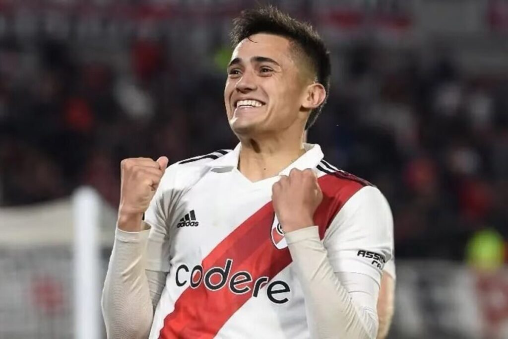 Pablo Solari celebrando con la camiseta de River Plate.