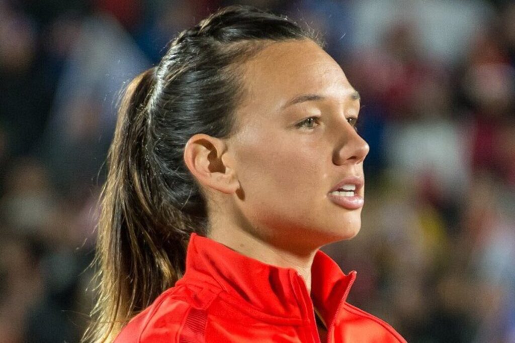 Christiane Endler con cara de concentración mientras entona el himno nacional de Chile en pleno partido de La Roja.